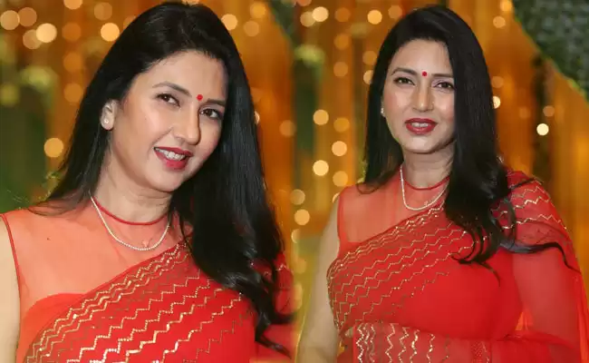 Beautiful Milf Actress Most Exclusive Debut Braless Wet Boobs Romance Kissed all over Everything Visible